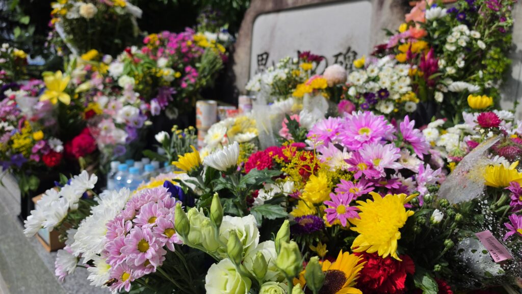お盆最終日です。たくさんお参りにお越しです。お花がいっぱいで、にぎやかですよ。 2 8.8.16B