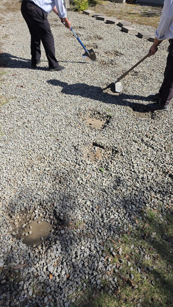 思い出の碑(合同供養塔)前の参道を整備しています。より良くなる様にしています。通常どおり、お参りも出来ます。 1 13868